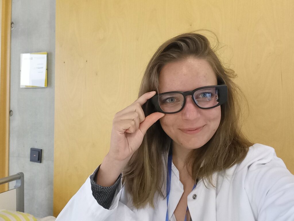 Laura Schubert mit smarter Datenbrille