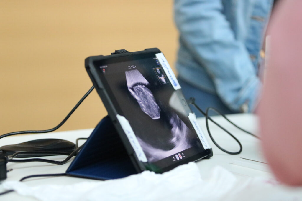 Tablet zeigt Ultraschallbild