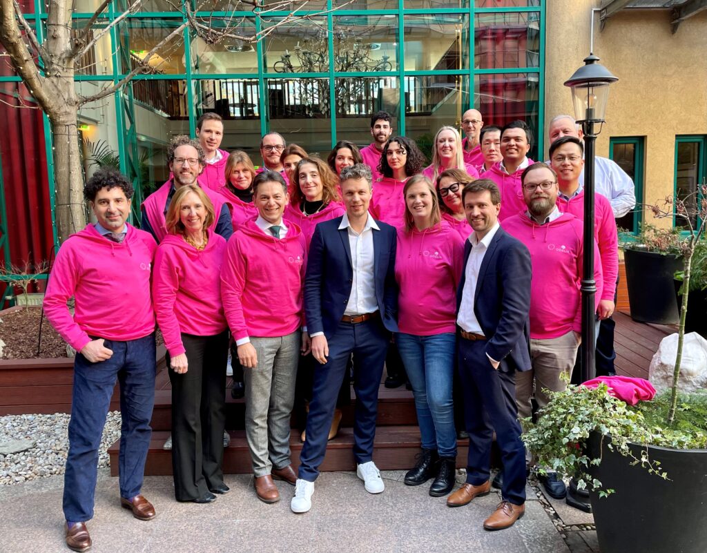 ODELIA group foto consortium with pink hoodies