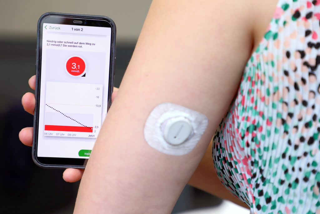 blood sugar sensor with smartphone display and warning message