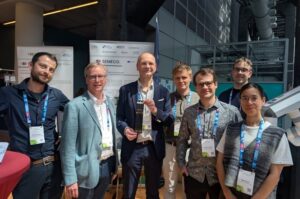Sieben Personen stehen für ein Gruppenbild zusammen