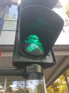 Anmpelanzeige mit einem grünen laufenden Mainzelmännchen