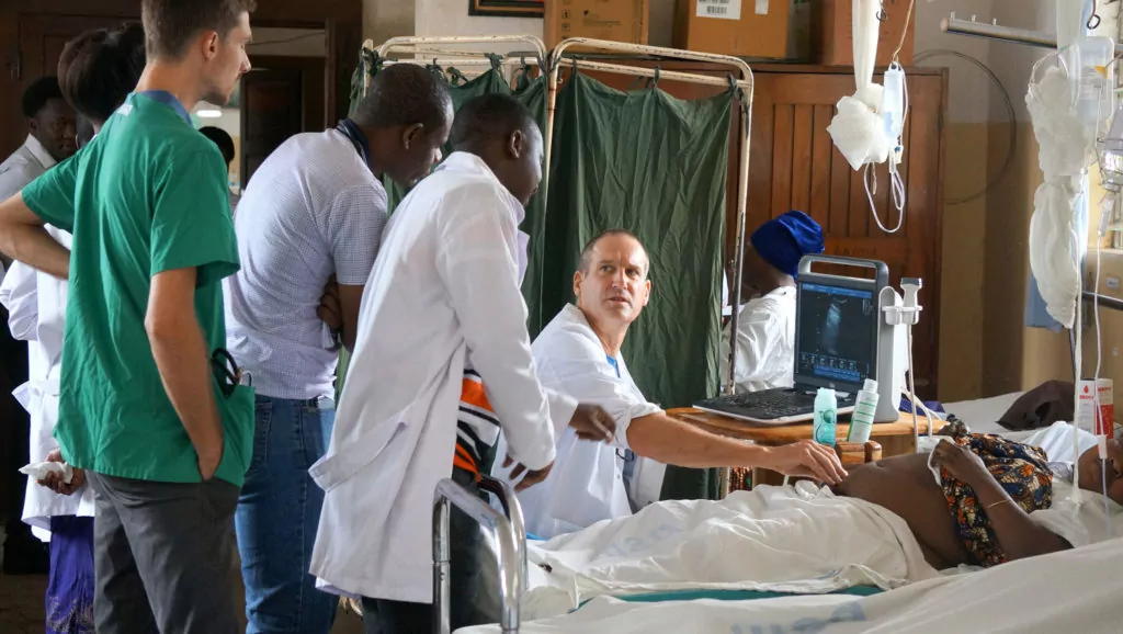 Medical-humanitarian Funding: Sonography training and bedside teaching are elementary components of the project “Establishment and organisation of an emergency ward at St. Francis Referral Hospital in Ifakara (Tanzania) © EKFS/Simone Utler