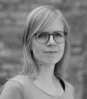 Portrait Prof. Kerstin Ritter in schwarz-weiß