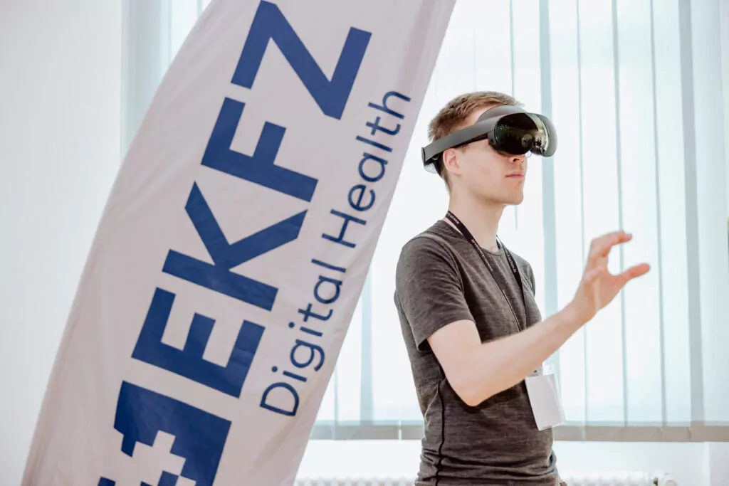 Besucher mit VR-Brille vor einer EKFZ Beachflag