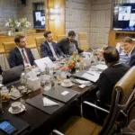 Karl Lauterbach (SPD), Federal Minister of Health, in conversation with Dr. Vinod Paul, AI expert and the accompanying AI experts at the G20 Health Ministers' Meeting in Gandhinagar