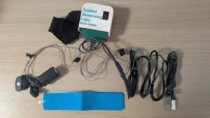 Man sieht kleine Geräte mit Kabel von der GMU auf einem Tisch