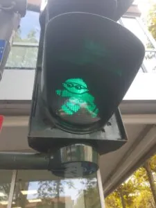 Anmpelanzeige mit einem grünen laufenden Mainzelmännchen