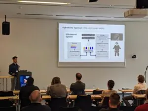 Präsentation eines Vortrages mit mehreren Zuhörern